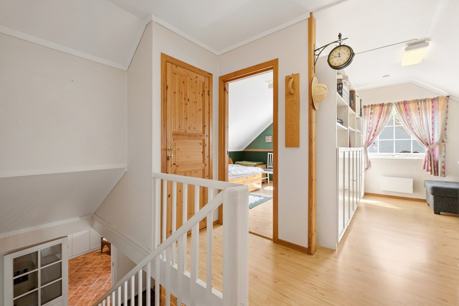 Boligens loftsetasje har en praktisk og funksjonell planløsning bestående av loftstue, to soverom, samt kott og lagringsmuligheter i tilknytning til knevegger. Det er også gode lagringsmuligheter i kott og knevegger. Galleribilde