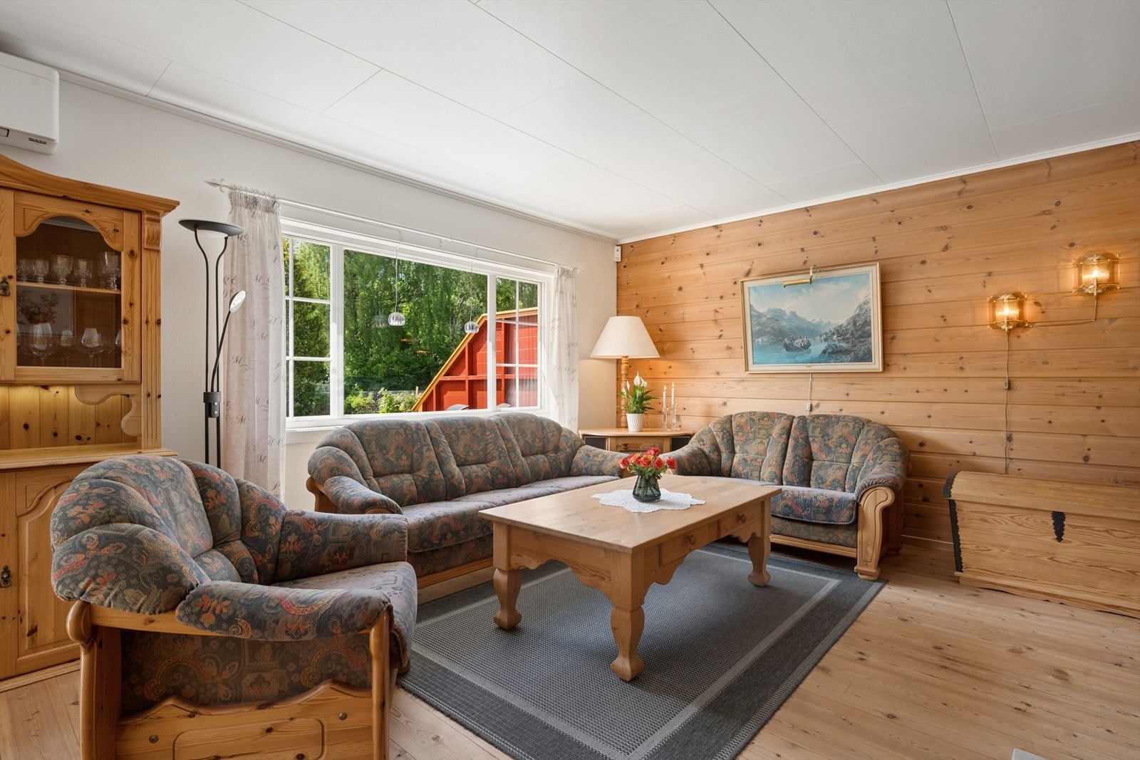 Rommet har et ildsted som bidrar til en lun og hyggelig atmosfære, mens varmepumpen sørger for effektiv og komfortabel oppvarming året rundt. Galleribilde