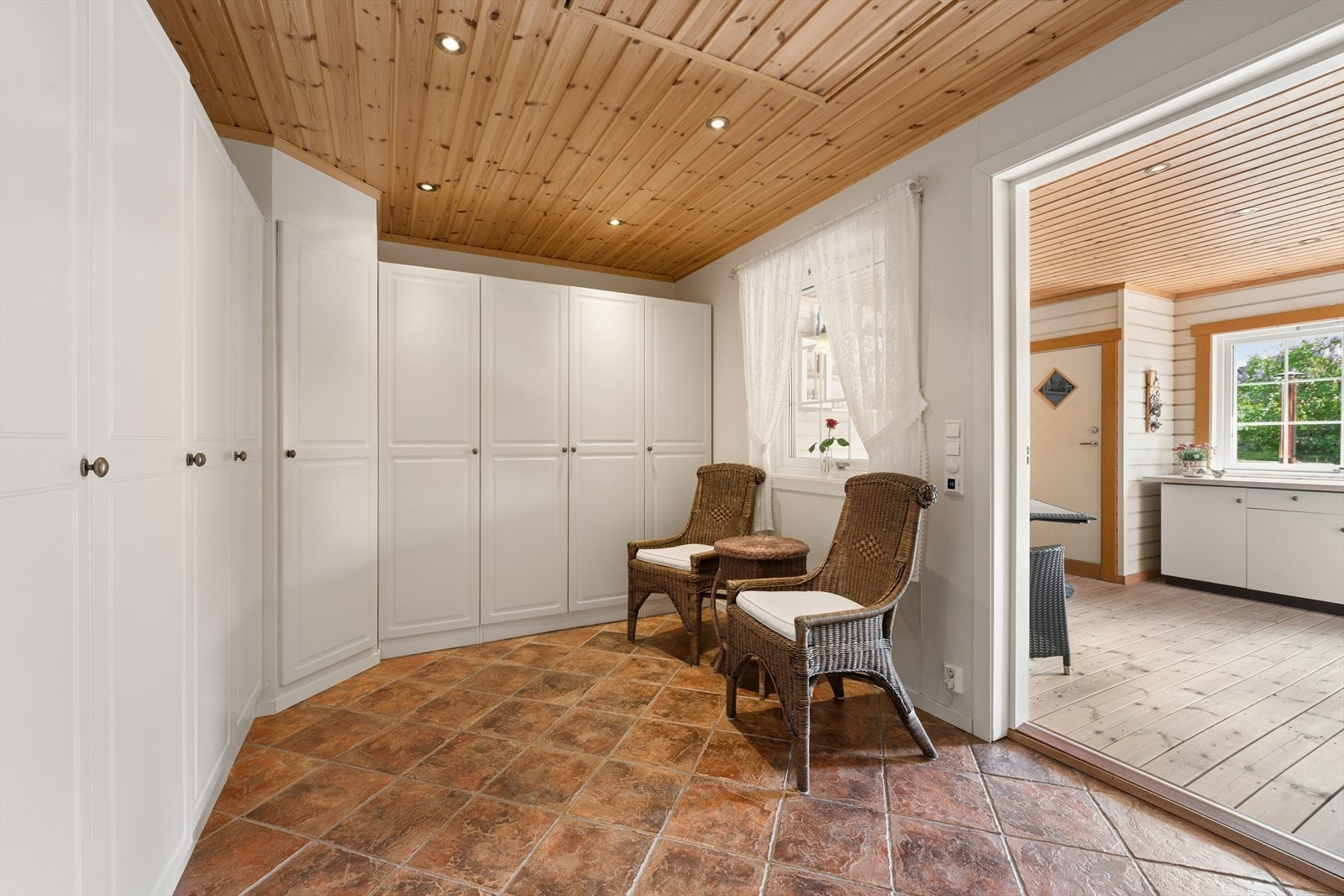 Velkommen inn i en lys og tiltalende bolig med fin standard, spennende planløsning og gode, sosiale oppholdsarealer. I tillegg er det fra entréen adkomst til et lagringsloft med god plass, som gir ekstra oppbevaringsmuligheter. Galleribilde