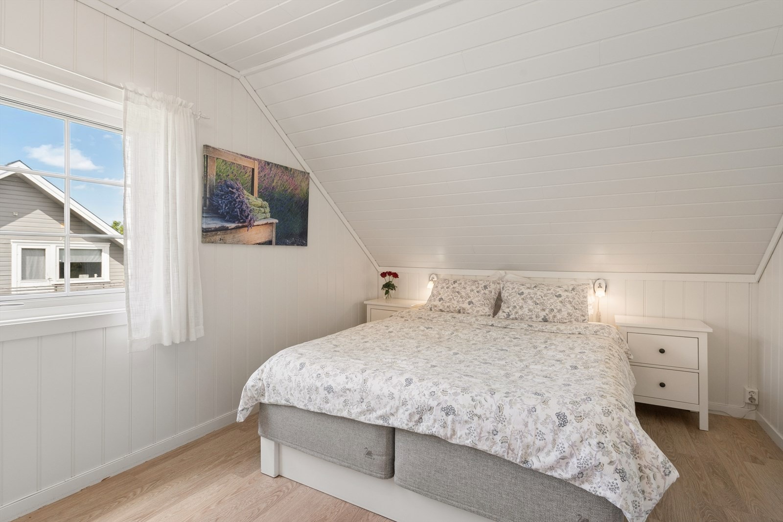 Loftsetasjen inneholder to romslige soverom med god plass til seng, nattbord og garderobeløsninger. Galleribilde