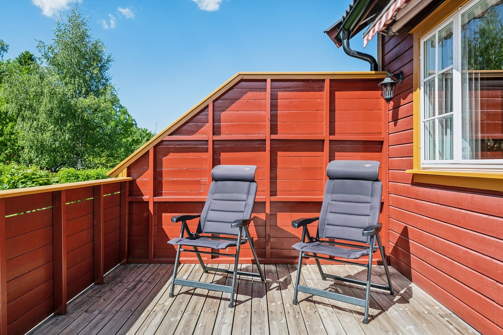 Med gode solforhold kan sommeren nytes på terrassen. Galleribilde
