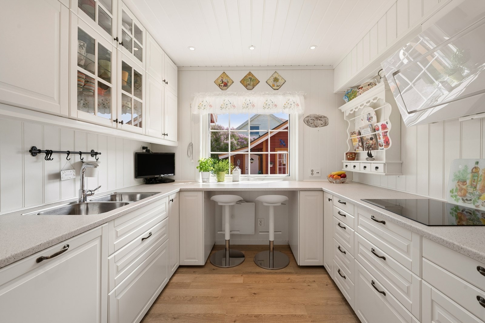 Pent og funksjonelt kjøkken med tidløs innredning fra IKEA og gode arbeidsflater. Innredningen er godt tilpasset rommet for optimal utnyttelse. Det er videre en hyggelig barløsning ved vinduet som gir en fin sitteplass i hverdagen. Galleribilde