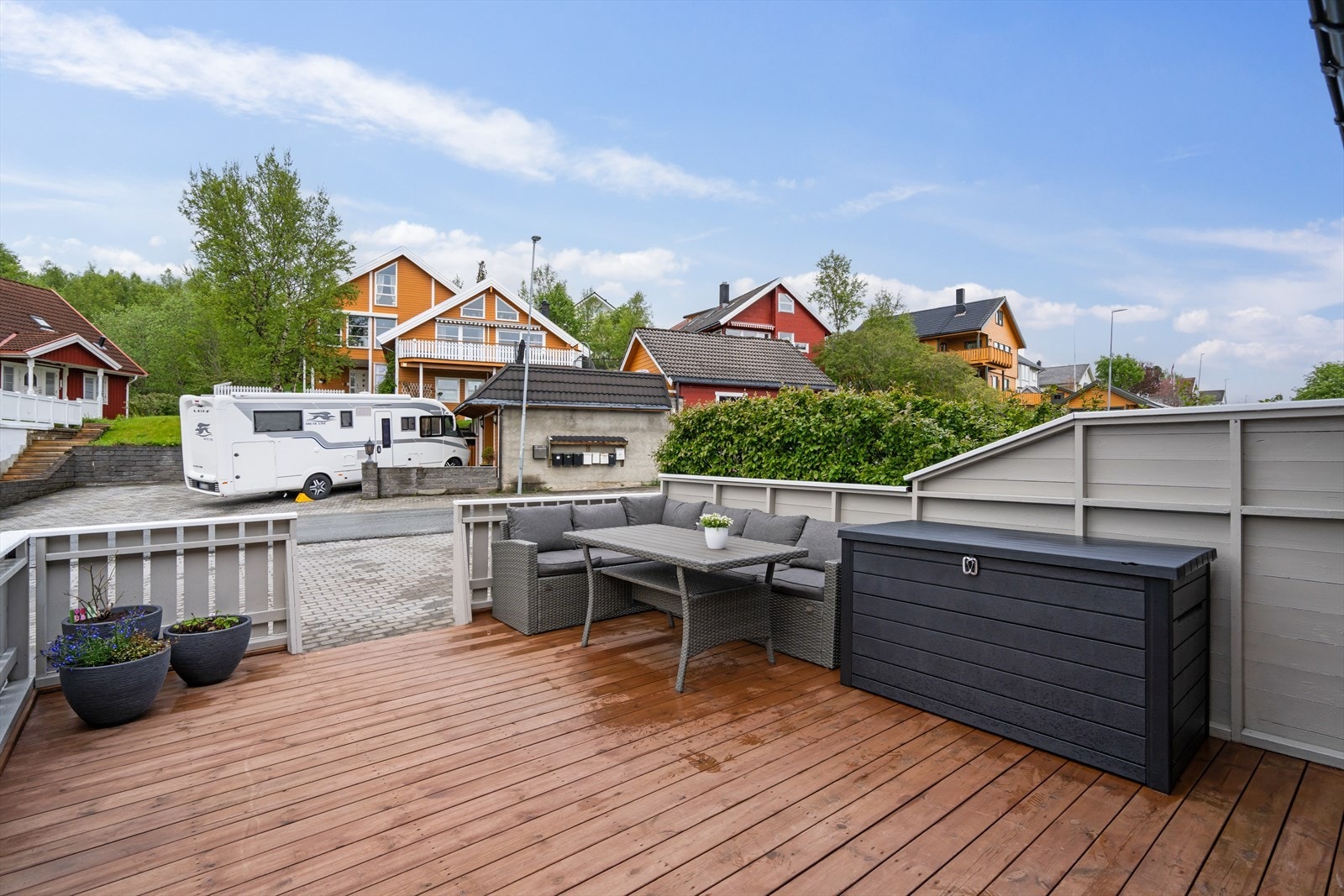 Inngangspartiet ligger nord-vest vendt og har god plass til både sittegruppe og grill. Her får man umiddelbart et godt førsteinntrykk av boligen. Galleribilde