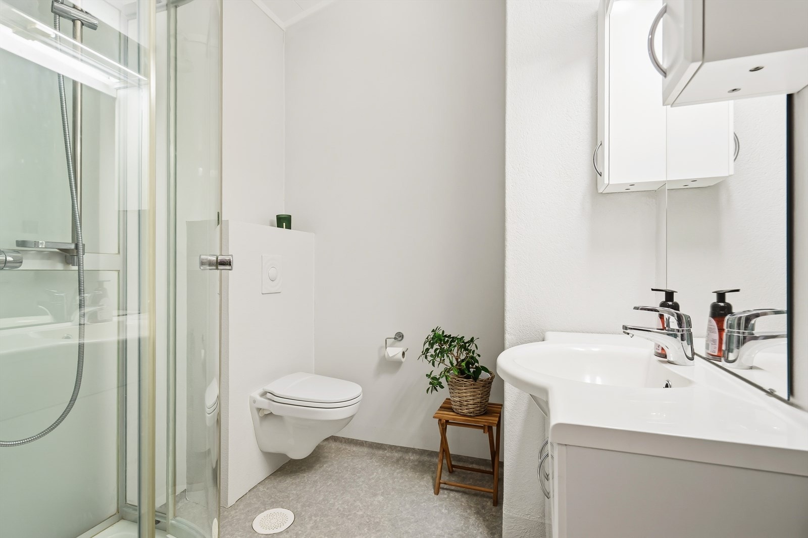 Baderommet ble oppgradert rundt 2009 og er tidløst innredet med grått vinylbelegg på gulv og lys våtromstapet på veggene. Badet er ellers utstyrt med dusjkabinett, vegghengt toalett og baderomsinnredning med god lagringsplass og nedfelt servant. Galleribilde