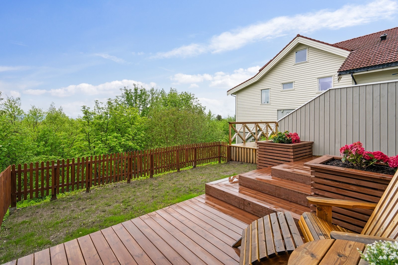 Her har man en romslig terrasse og en koselig hage. Galleribilde