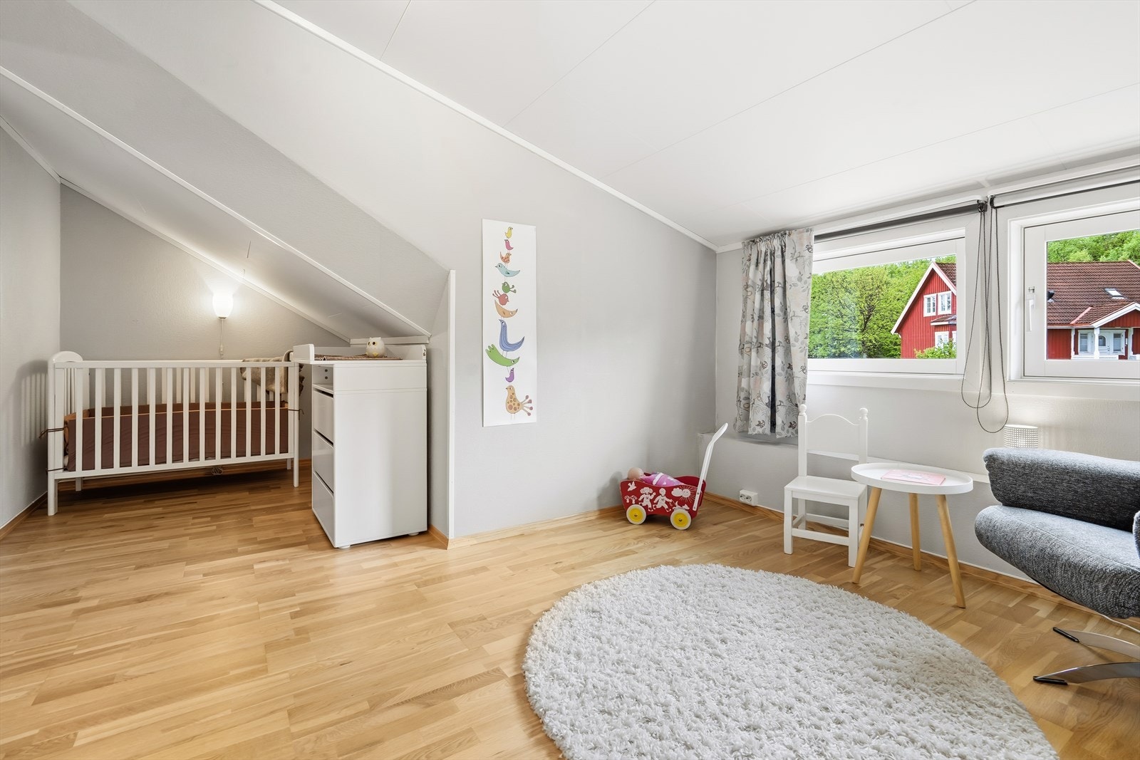 Soverommene i andre etasje er av svært god størrelse og har god plass til både dobbeltseng, garderobe og tilhørende møblement. Galleribilde