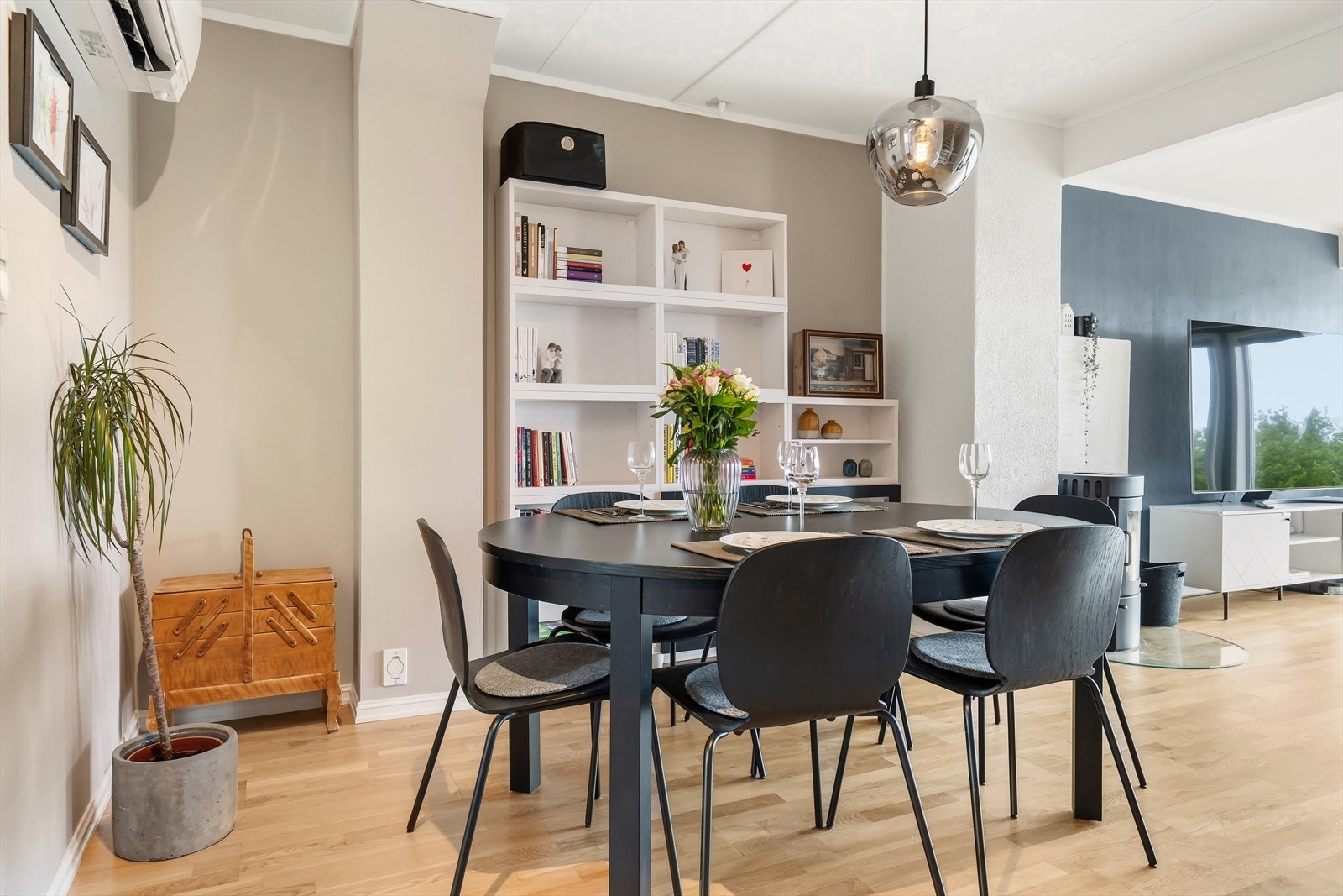 Her har man god plass til å dekke langbord og samle familie og venner! Galleribilde