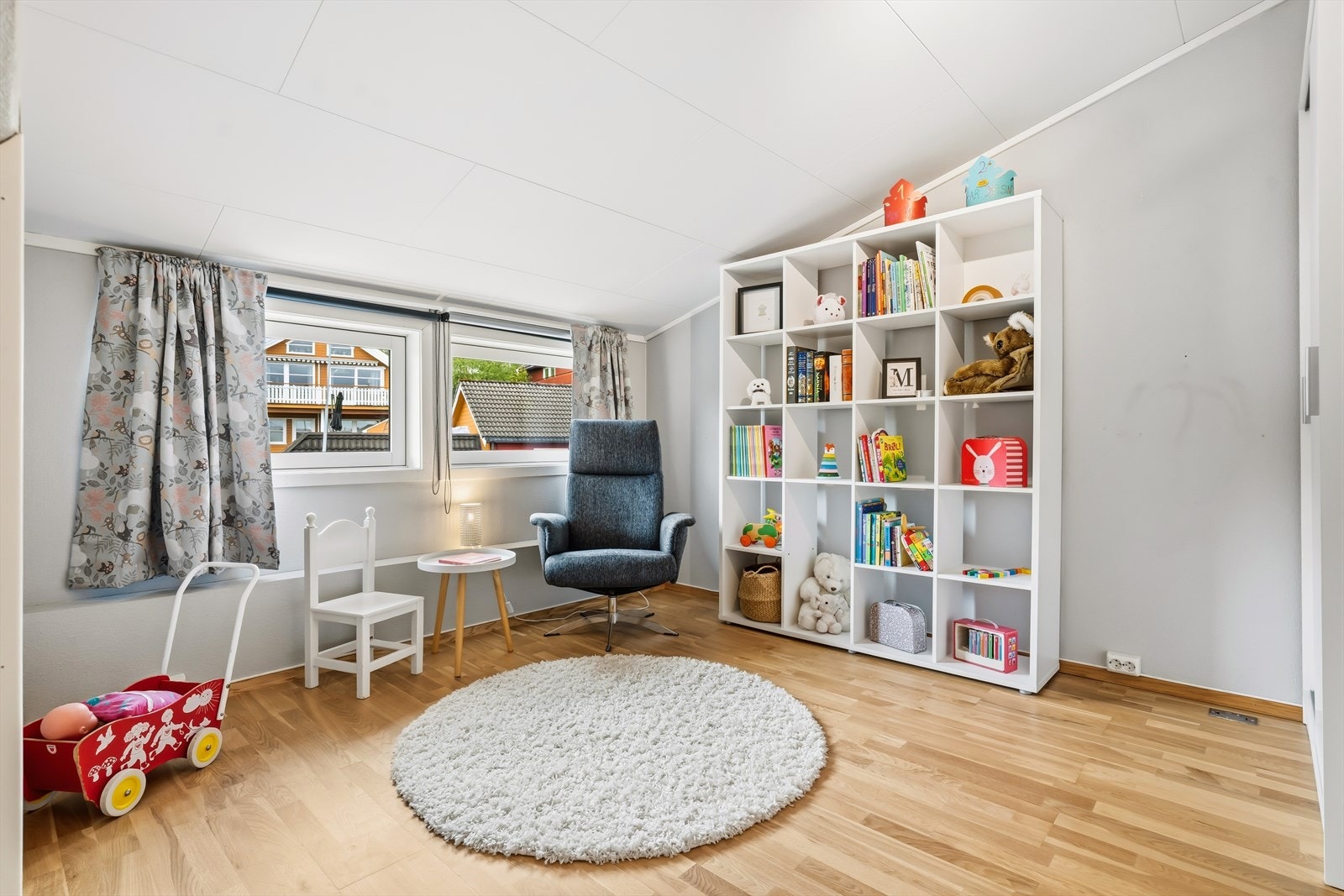 Et kjekt barnerom med god plass til leker. Galleribilde