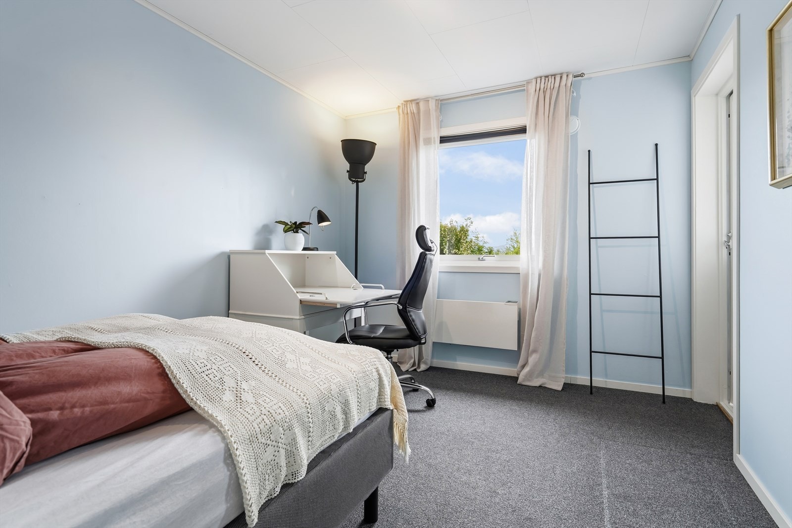 Soverom 4. Også dette er romslig og har god plass til seng, garderobe og tilhørende møblement. Galleribilde