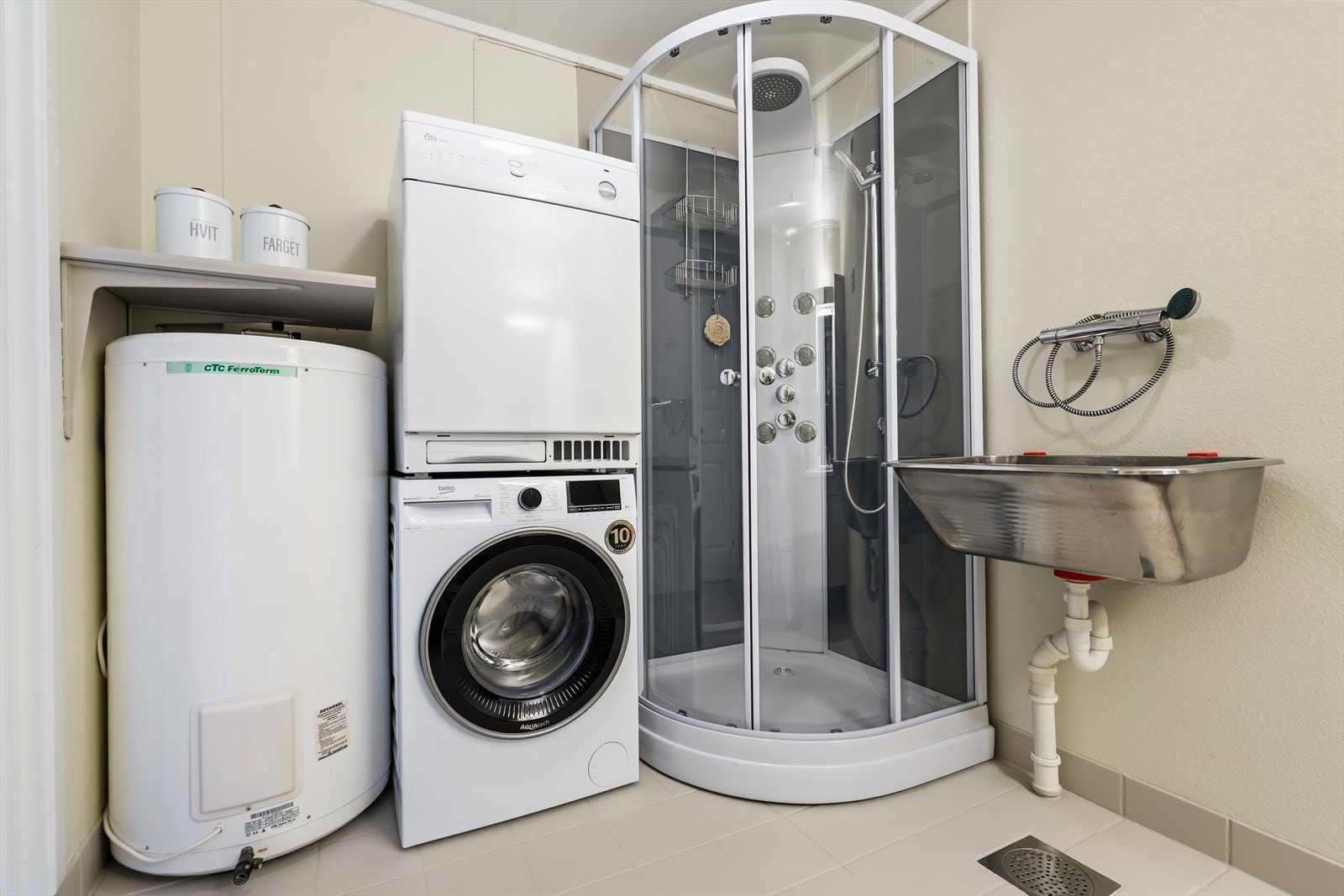 Badet er ellers utstyrt med dusjkabinett, toalett, stor baderomsinnredning med god lagringsplass og nedfelt servant, varmtvannsbereder og utslagsvask. I tillegg har man opplegg for vaskemaskin og plass til tørketrommel. Galleribilde