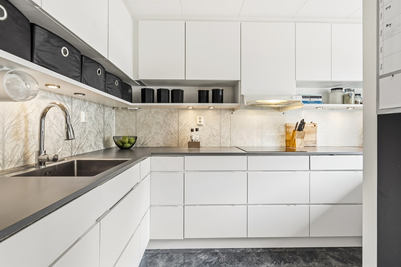 Rikelig med lagringsplass og gode arbeidsflater på benk. Galleribilde