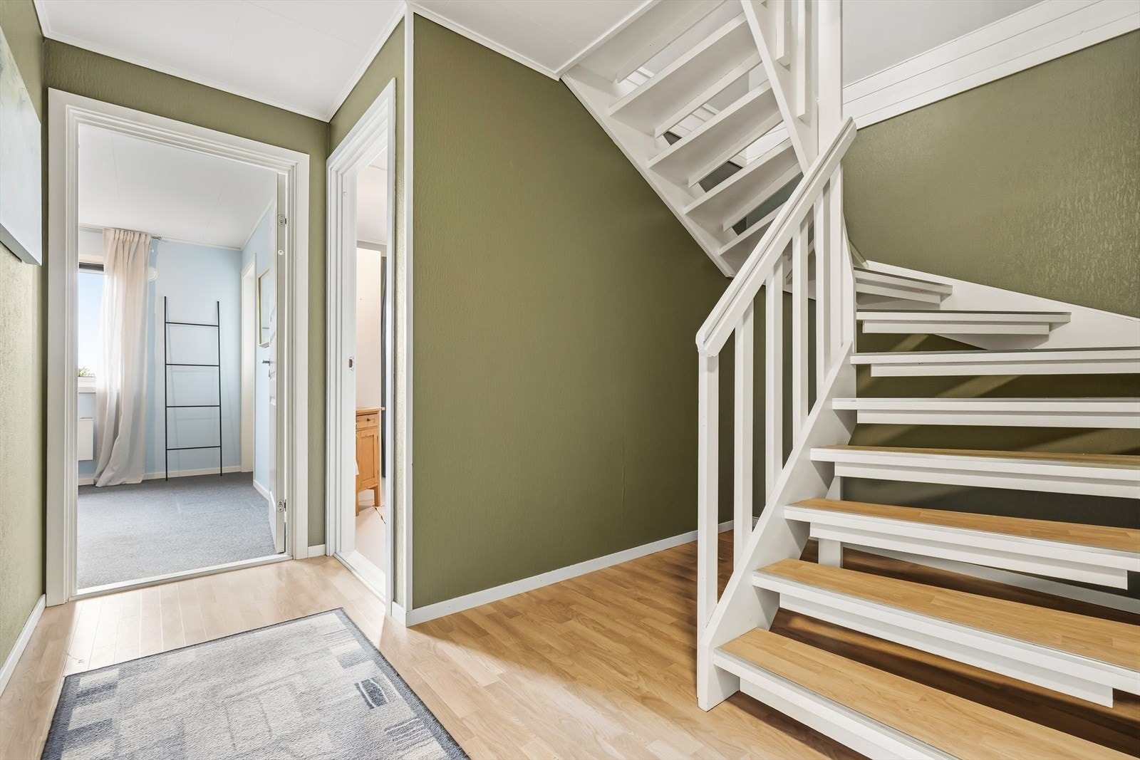Følger man trappen ned til underetasjen finner man to soverom, et baderom og tre boder (se punkt "ferdigattest"). Galleribilde