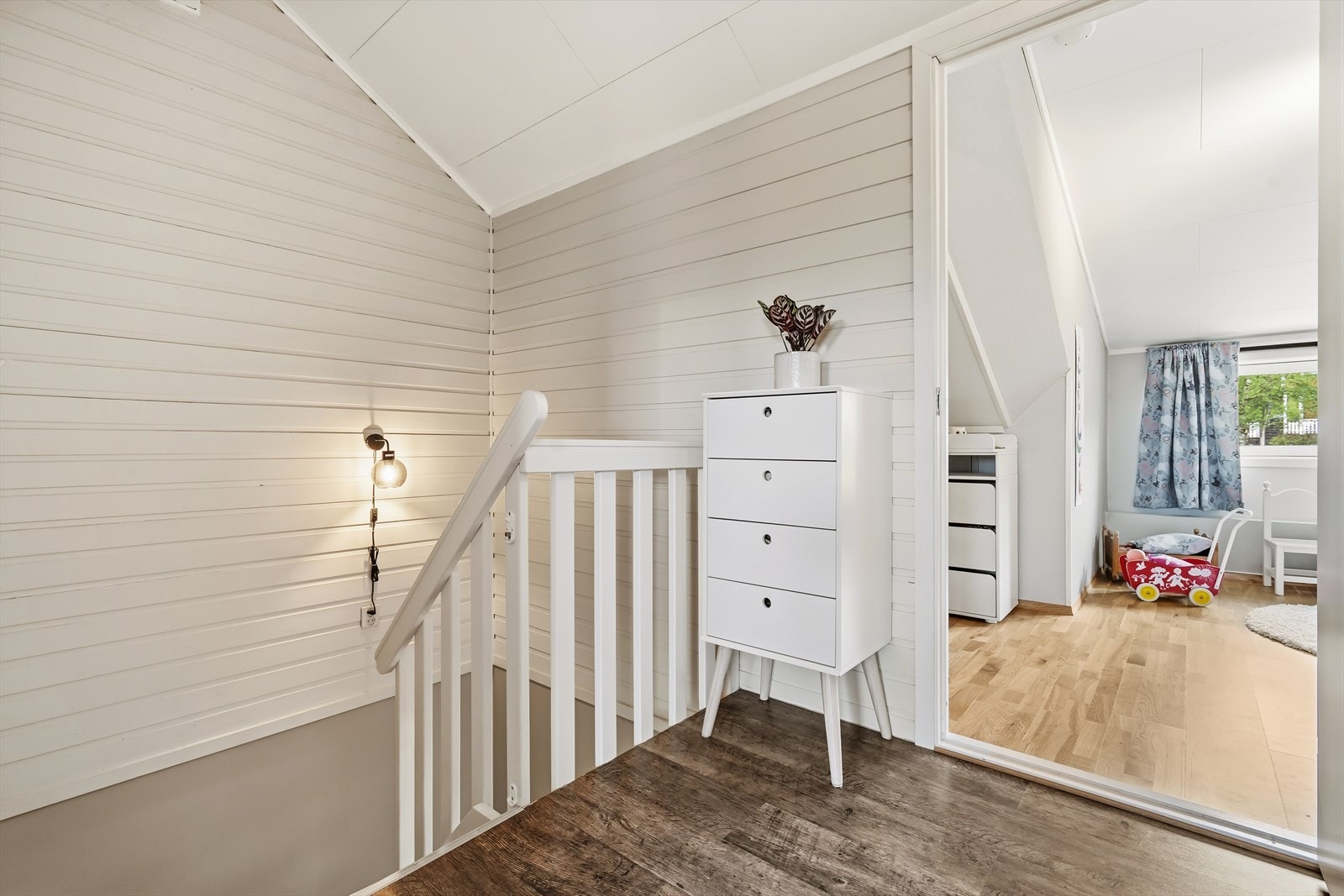 Følger man trappen opp til boligens loftetasje finner man to romslige soverom og et bad. Galleribilde
