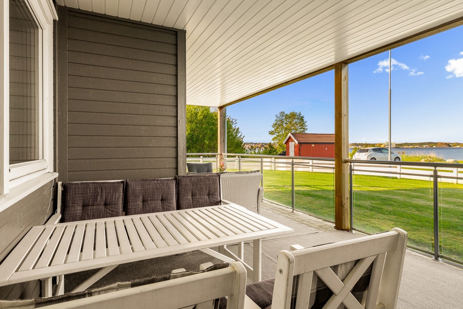 Uteplassen er steinlagt og måler ca. 23 m². Galleribilde