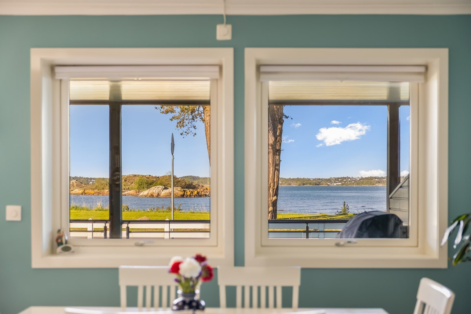 Fra spiseplassen kan man nyte utsikten mot sjøen. Galleribilde