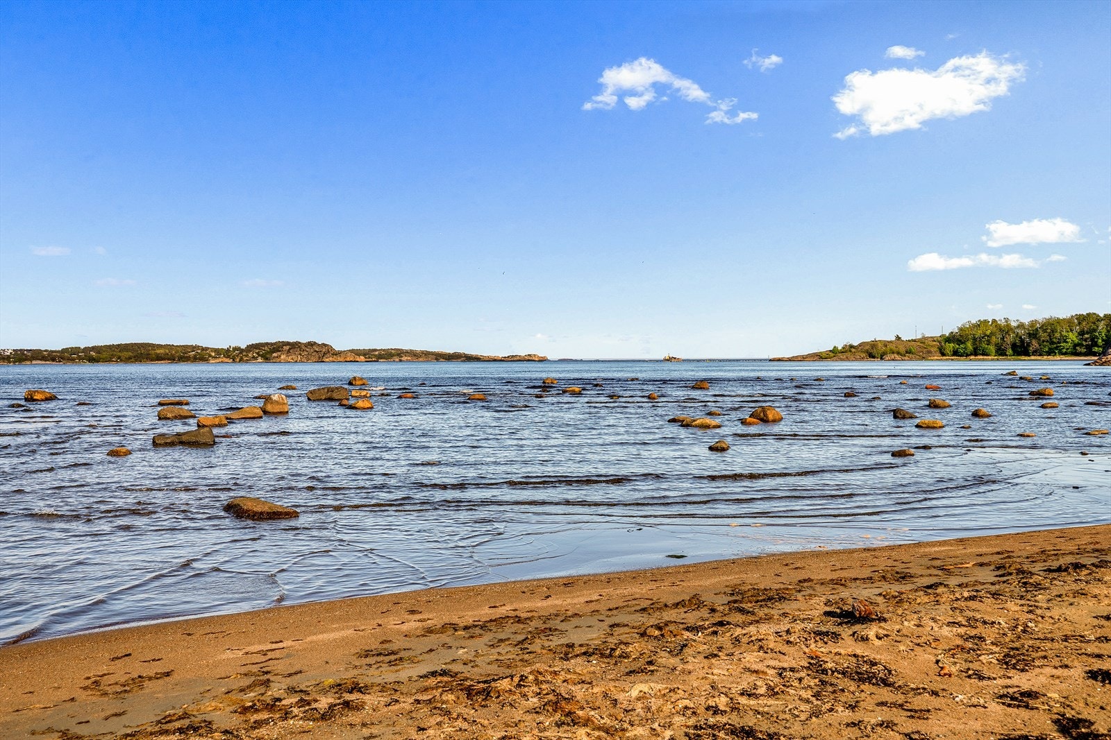 En langgrunn sandstrand ligger bare noen få skritt fra eiendommen. Galleribilde