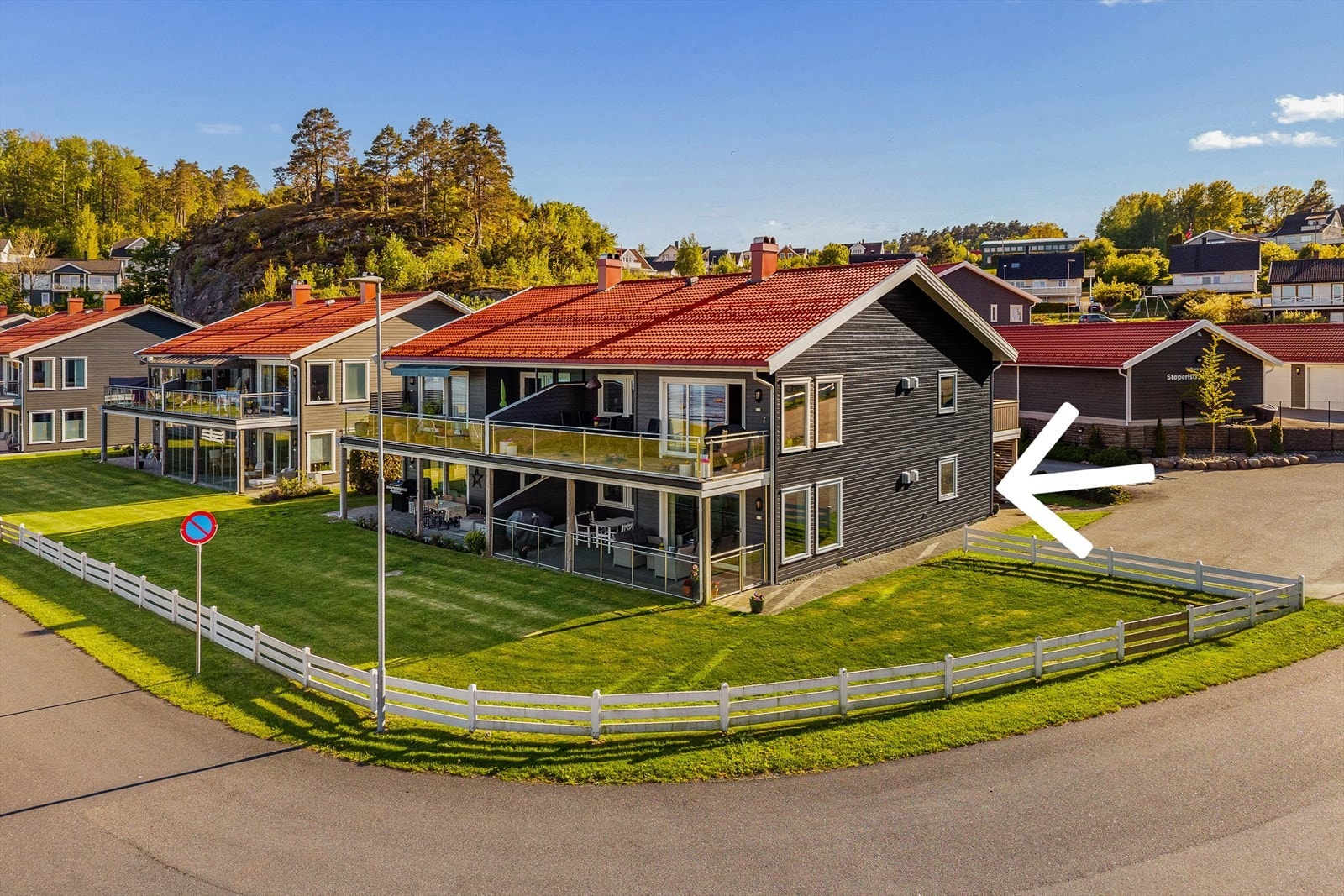 Meget praktisk beliggenhet på bakkeplan. Utgang til hage, like ved gjesteparkering, gode solforholde og kortest vei til garasje. Galleribilde