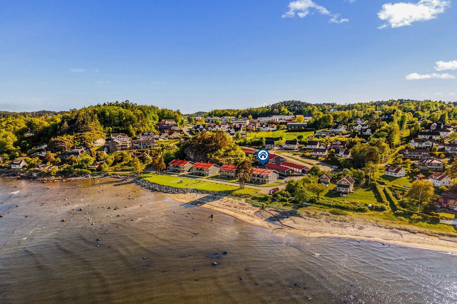 Langgrunt sandstrand, kyststi og sommeridyll like utenfor. Galleribilde