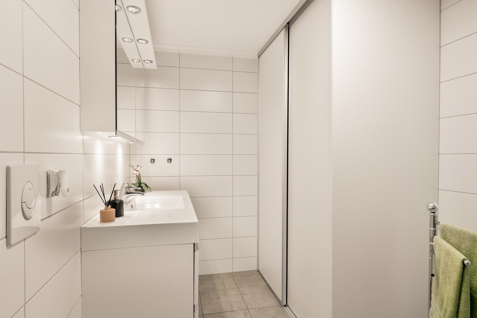 Bak skyvedørsgarderoben er det opplegg for vaskemaskin og plass til varmtvannstanken. Galleribilde