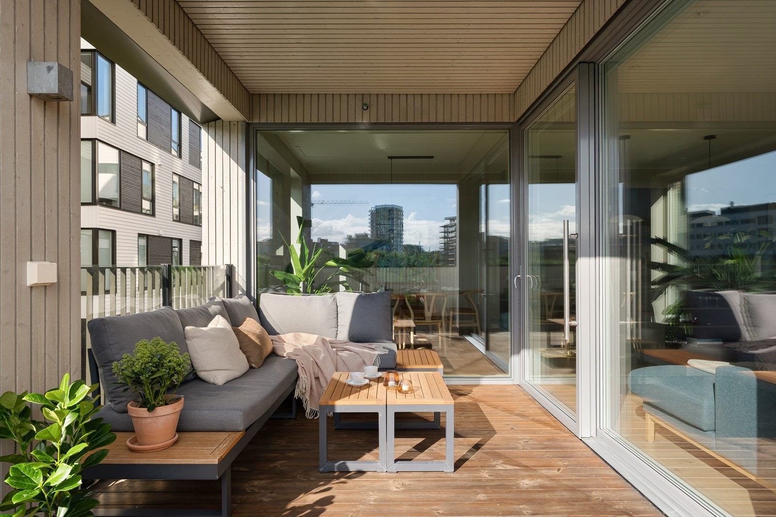 Skjermet, overbygget terrasse med plass til sittegruppe. Galleribilde