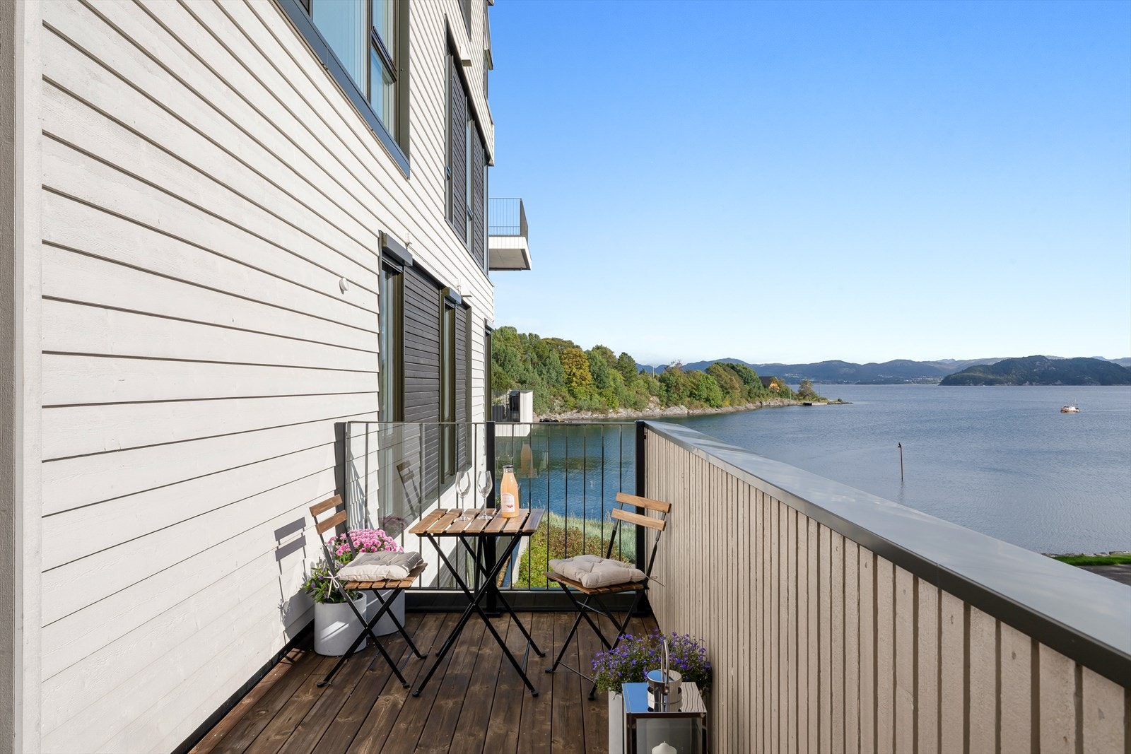 Deler av balkongen er åpen med flott utsikt mot fjord og fjell. Plass til utemøbler og grill Galleribilde