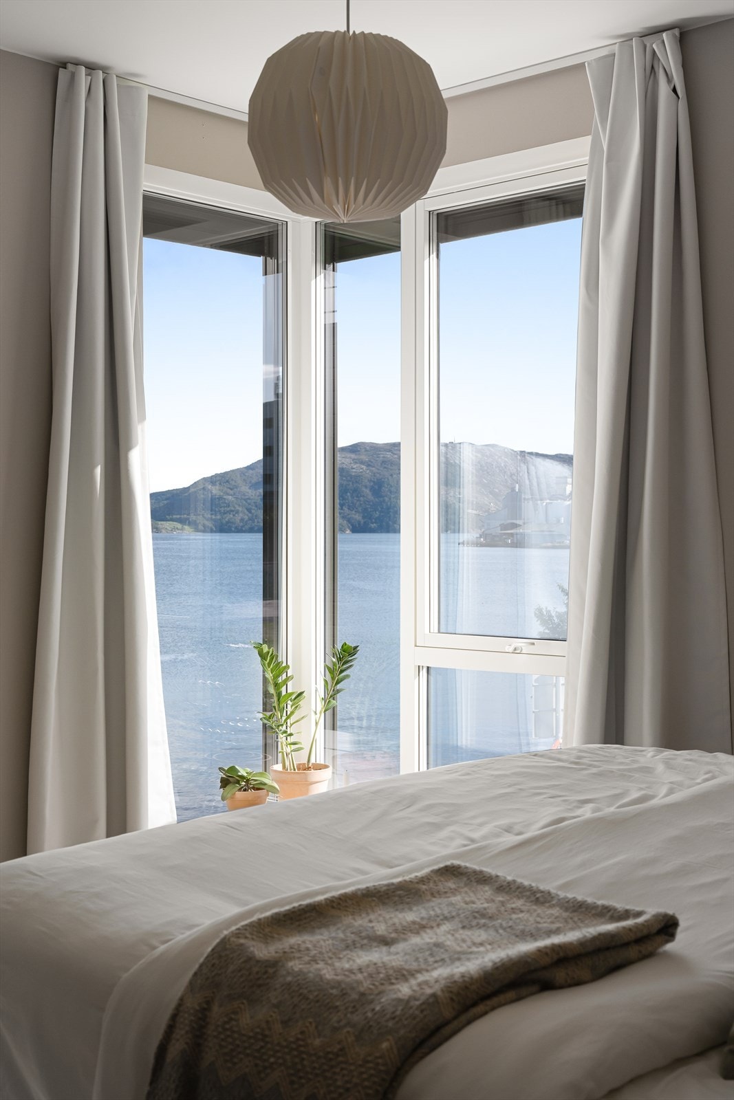 Fra hovedsoverommet er det flott fjordutsikt. Galleribilde