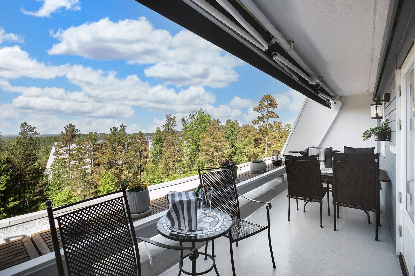 Terrassen er utstyrt med elektrisk markise, utelys og stikkontakt. Galleribilde