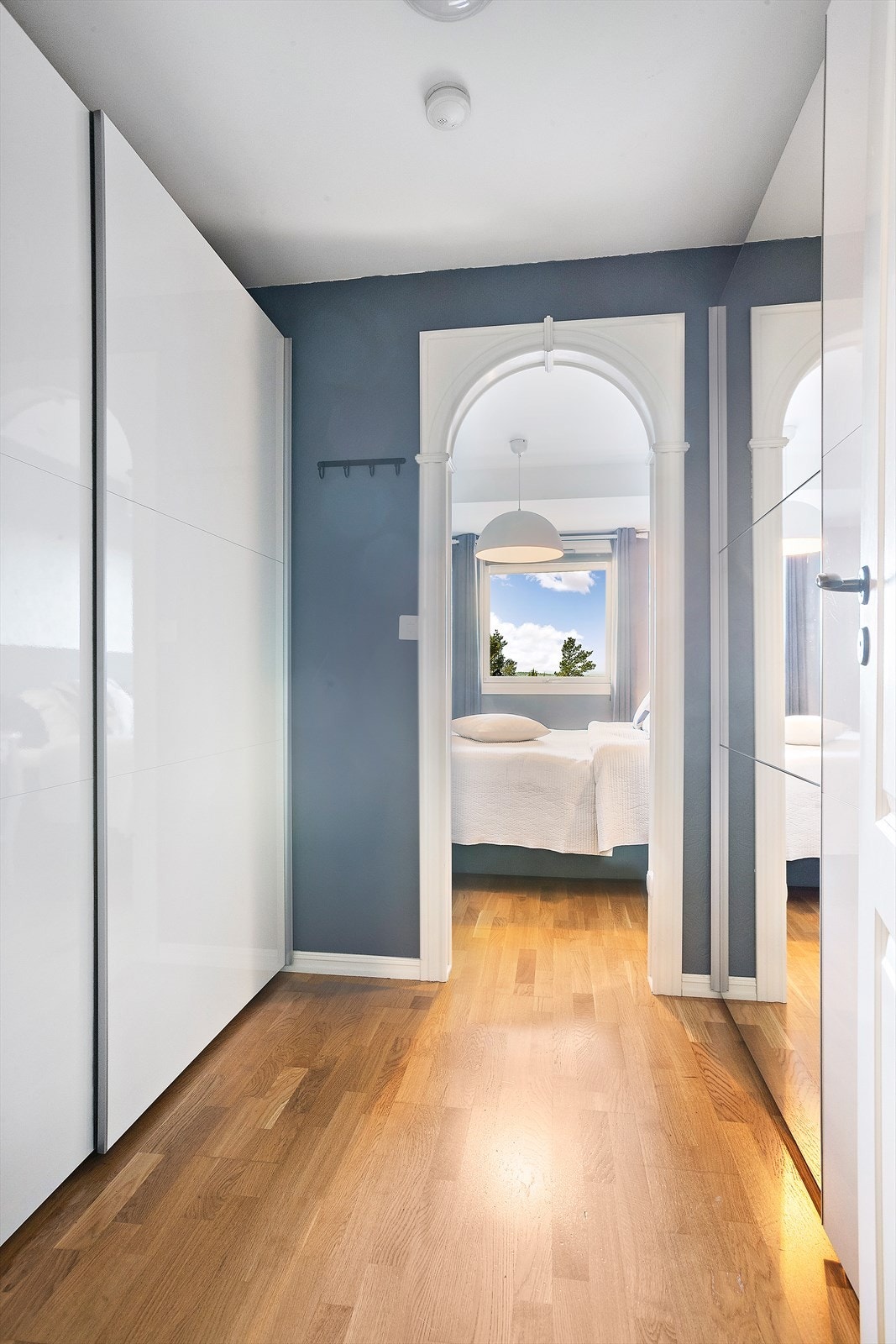 En praktisk walk-in garderobe er plassert sentralt mellom soverom og bad. Galleribilde