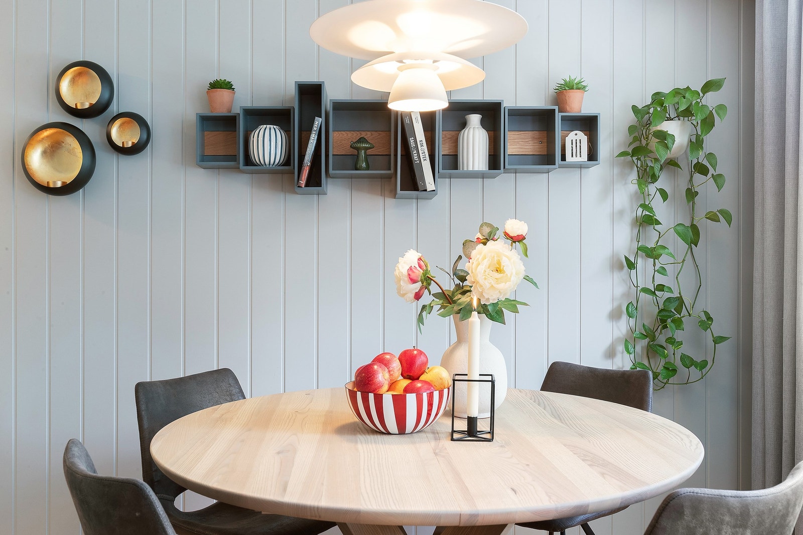 God plass til spisebord for hyggelige måltider med familie og venner. Galleribilde