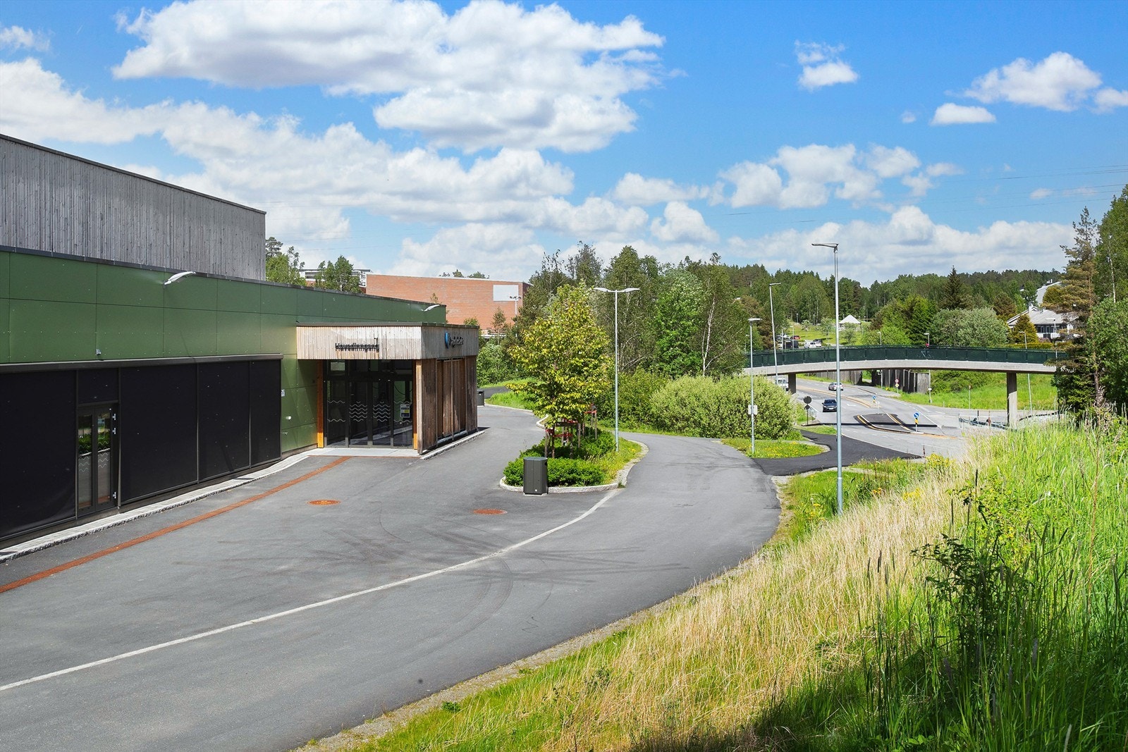 Langhusbadet er en ny svømmehall, som stod ferdig i 2025. Svømmehallen ligger kun en kort spasertur fra boligen Galleribilde