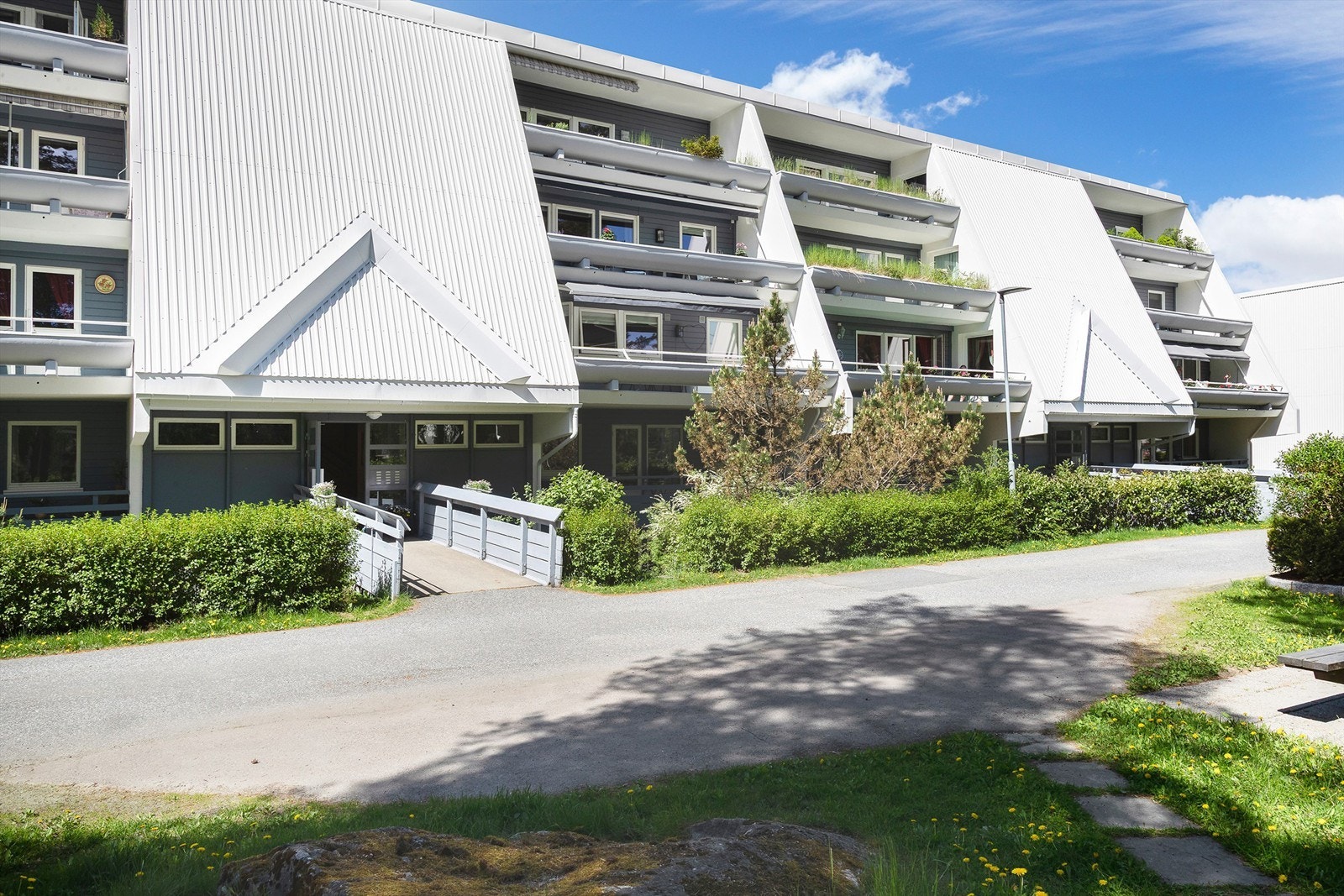 Leiligheten ligger i et veletablert og populært boligområde på Vevelstadåsen. Området er rolig og barnevennlig, med gangavstand til skoler og barnehager. Galleribilde