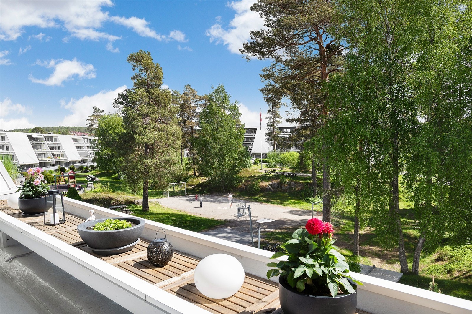 Innholdsrik 4-roms eierleilighet i 3. etg. med to store terrasser og garasje m/elbillader. Galleribilde