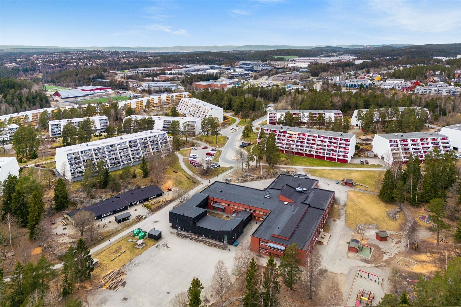 Vevelstadåsen barneskole og barnehage i umiddelbar nærhet. Galleribilde