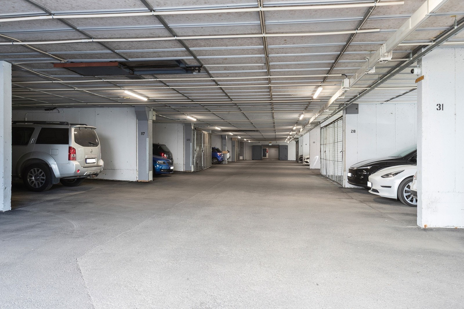 Det medfølger en fast garasjeplass i felles garasjeanlegg, merket med nr. 31. Plassen er utstyrt med elbillader. Galleribilde