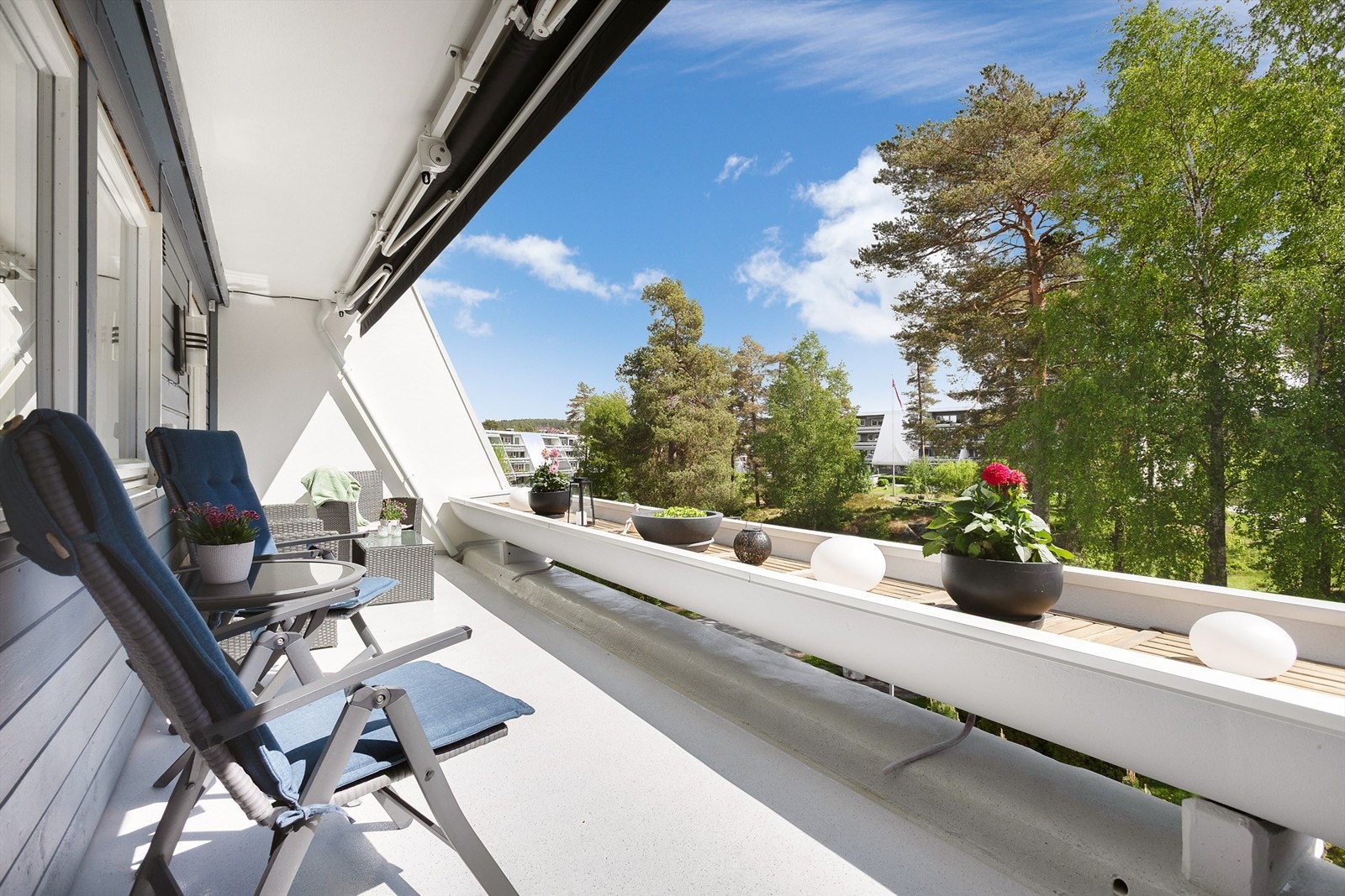 På terrassen er det montert elektrisk markise. Galleribilde