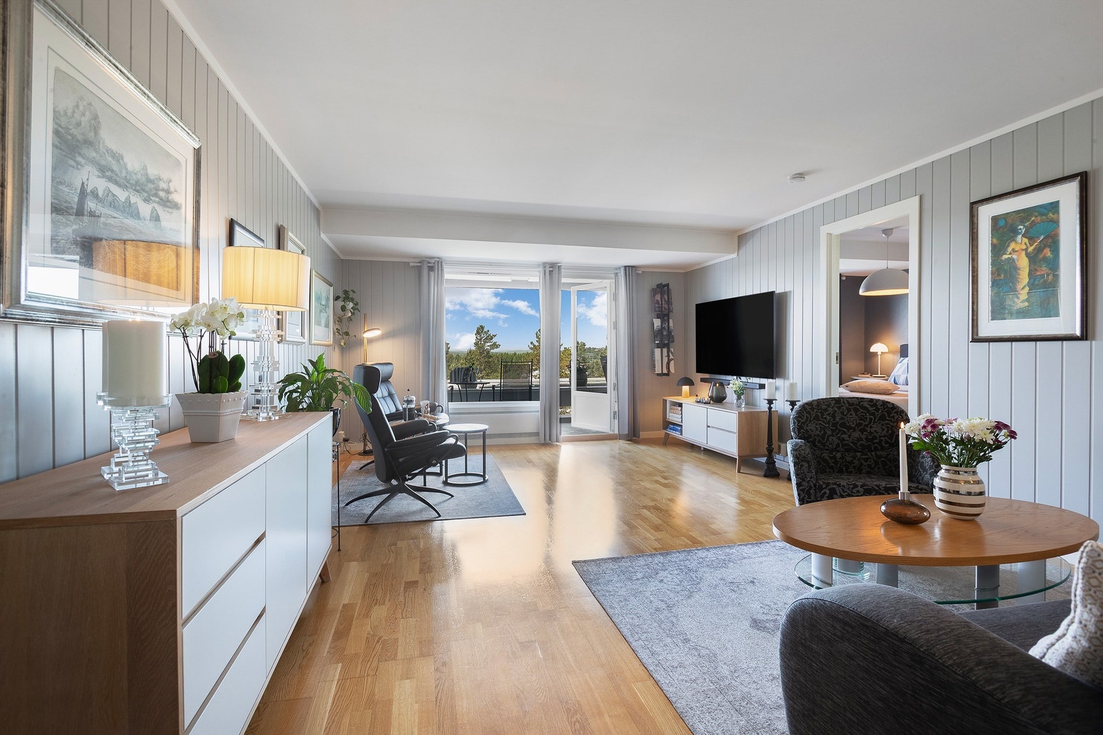 Leiligheten har en usjenert og attraktiv plassering innerst på feltet. Flott utsikt og sol fra morgen til kveld! Galleribilde