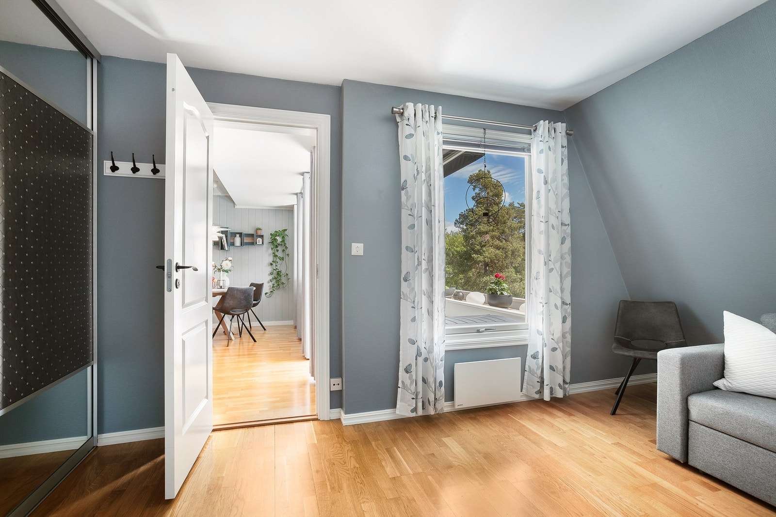 Soverom 3: Lyst og romslig soverom med parkett, og vindu fra 2013. Galleribilde