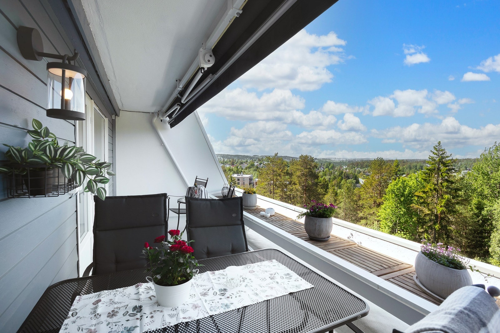Den vestvendte terrassen har utgang fra stuen og god plass til både sittegruppe, spisebord og grill. Galleribilde