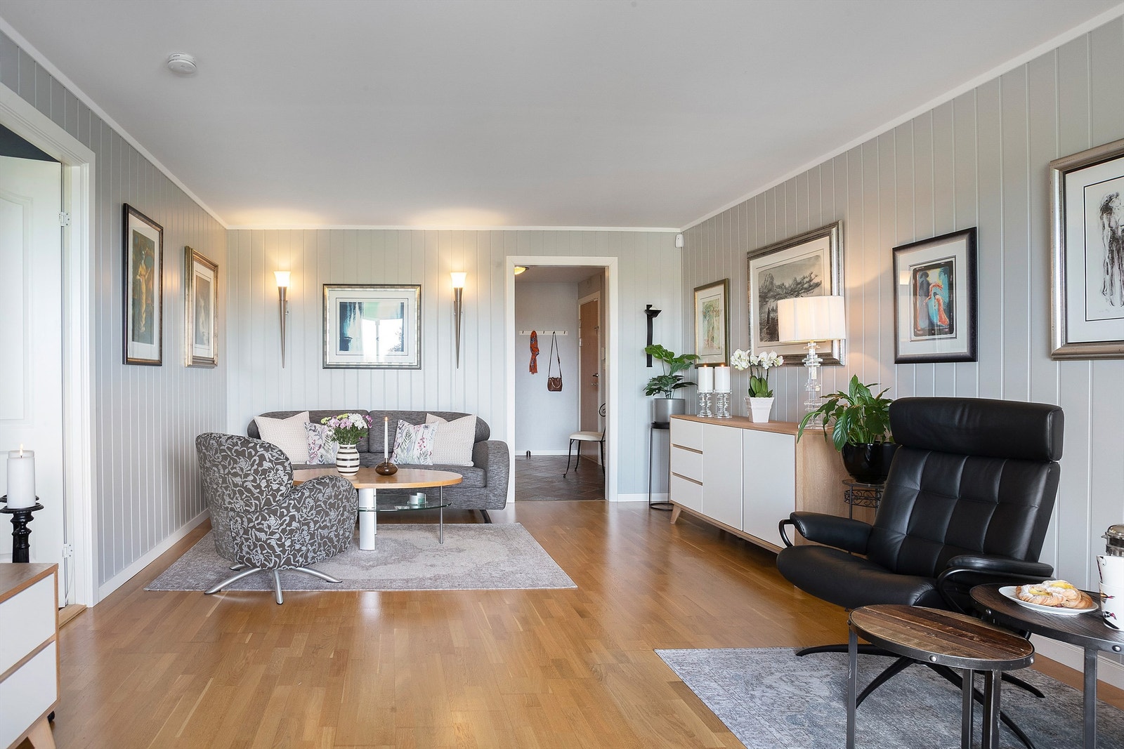 Stuen har god plass til sofagruppe og er utført med stående, malt mdf-panel på veggene. Galleribilde