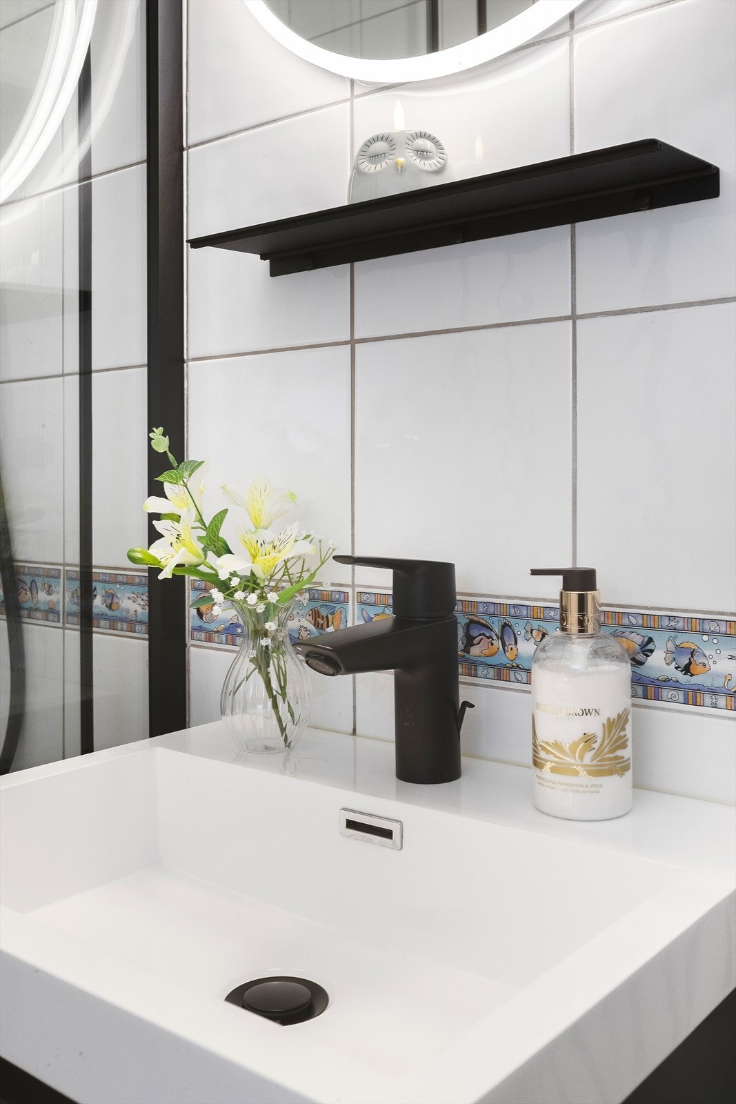 Detaljer fra badet, med vegghengt servantinnredning og ett-greps armatur. Galleribilde