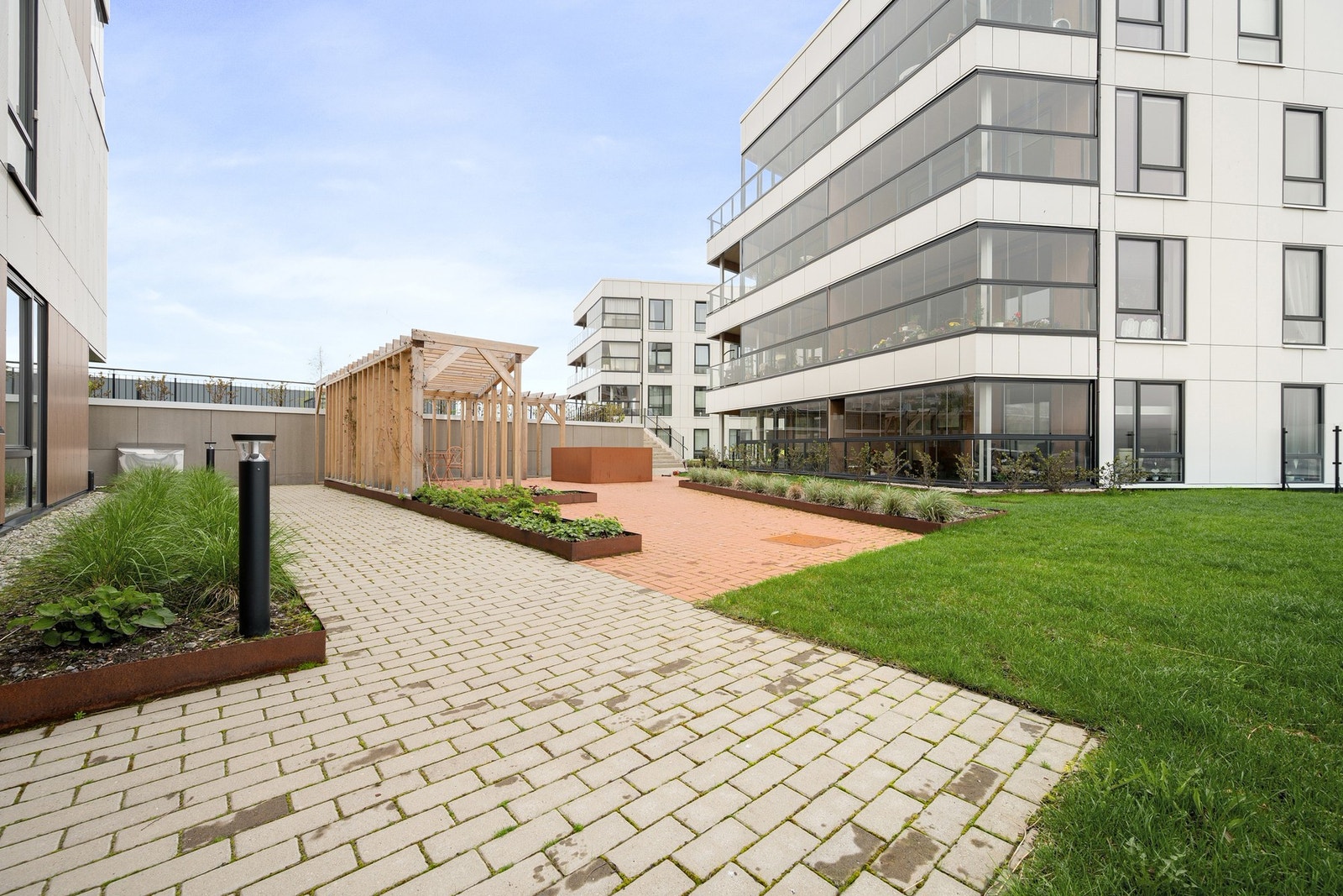 Hele hagen har et areal på rundt 4 000 m² og driftes av velforening (alle andelseiere er medlem og medlemskap inngår i felleskostnader) Galleribilde