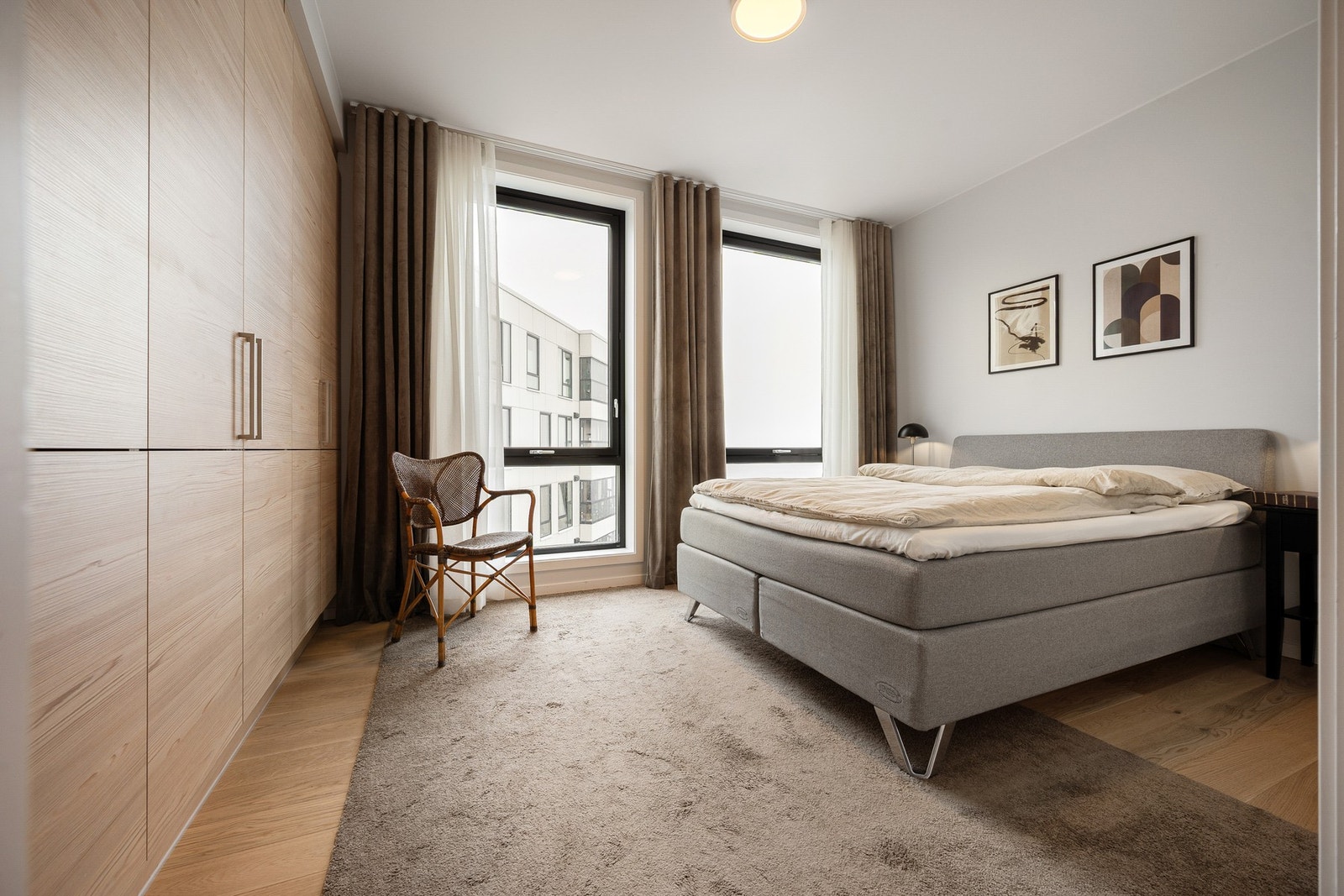 Luksuriøst hovedsoverom med hotell-følelse, vinduene mot nordøst gir en nydelig havutsikt Galleribilde