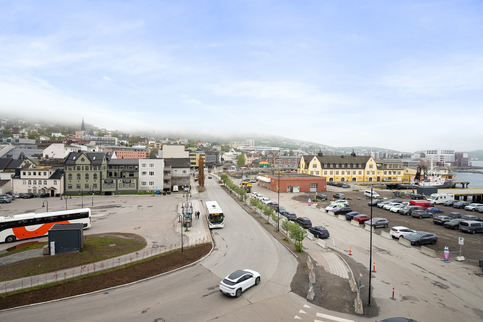 Hurtigbåtkai, bussterminal og taxisentralen er rett utenfor døren Galleribilde