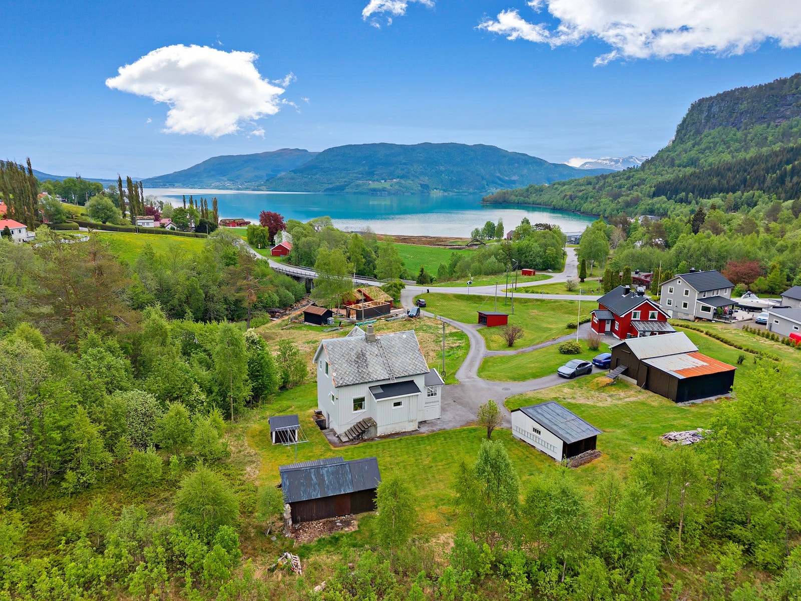 Eiendommen ligger på en liten høyde med fin utsikt til Tingvollfjorden. Galleribilde