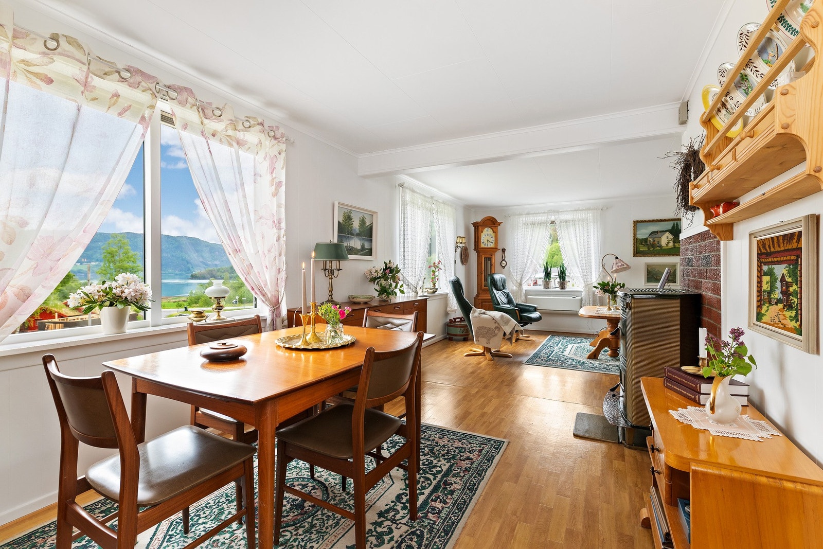 Boligen har en romslig stue på ca. 27. Galleribilde