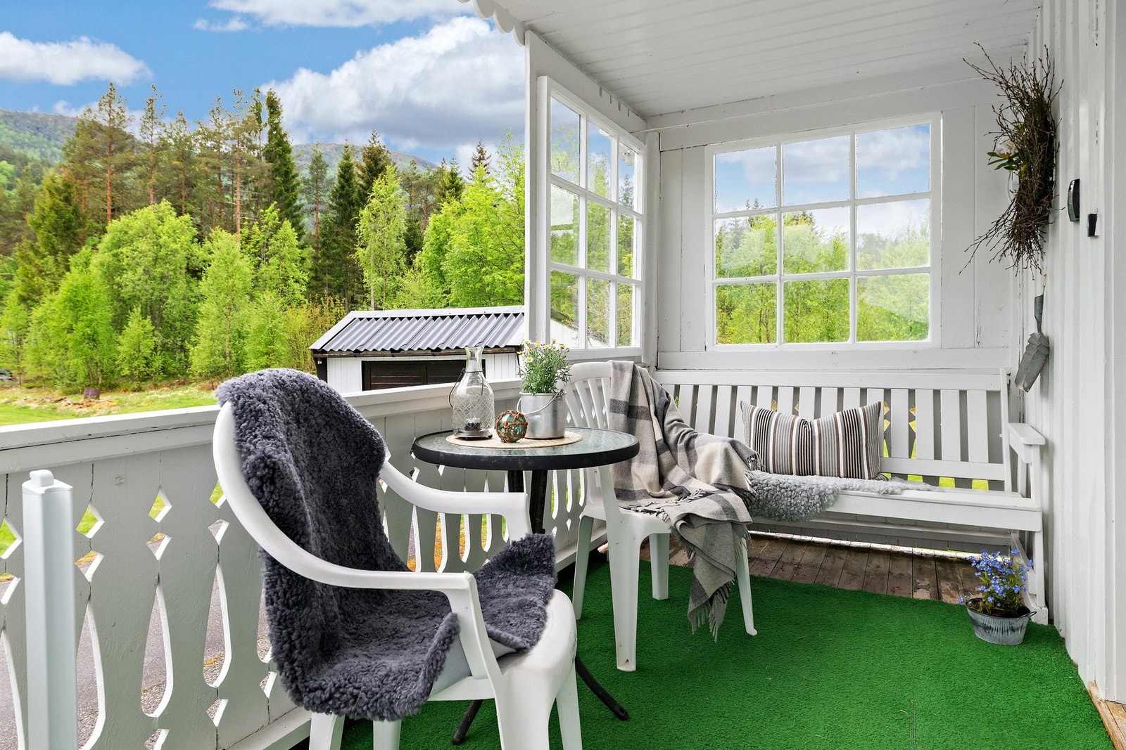 Overbygd terrasse ved inngangsparti Galleribilde