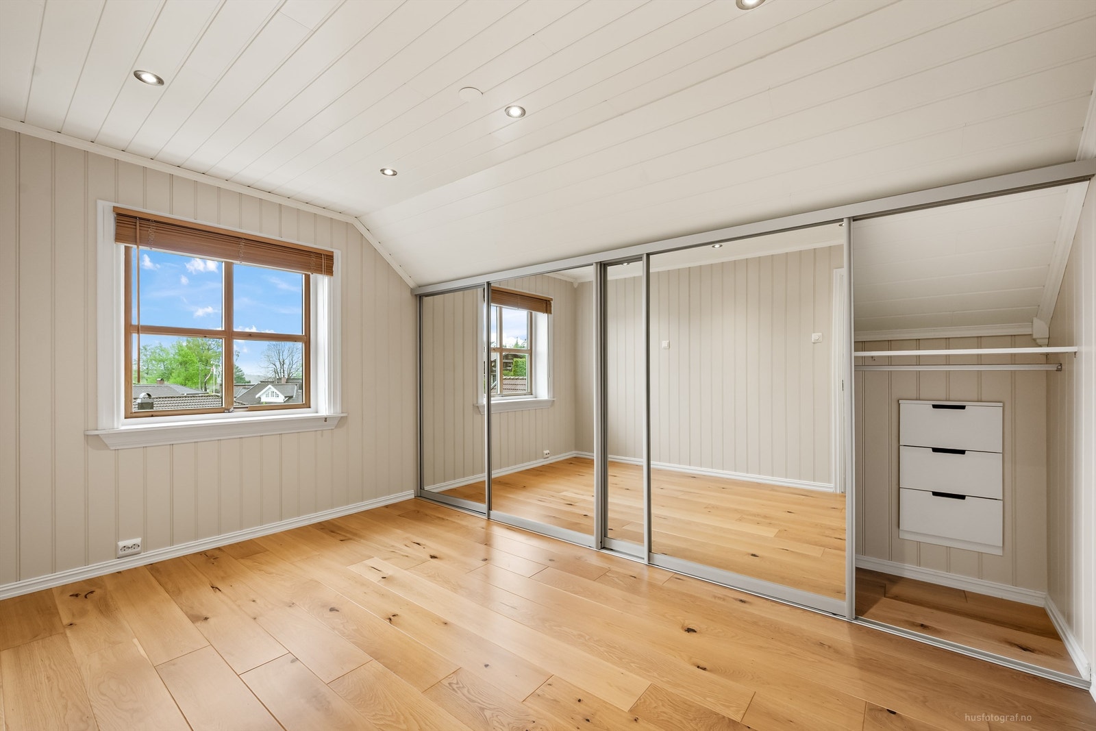 Romslig soverom med god plass og en stor skyvedørsgarderobe for effektiv oppbevaring. Galleribilde