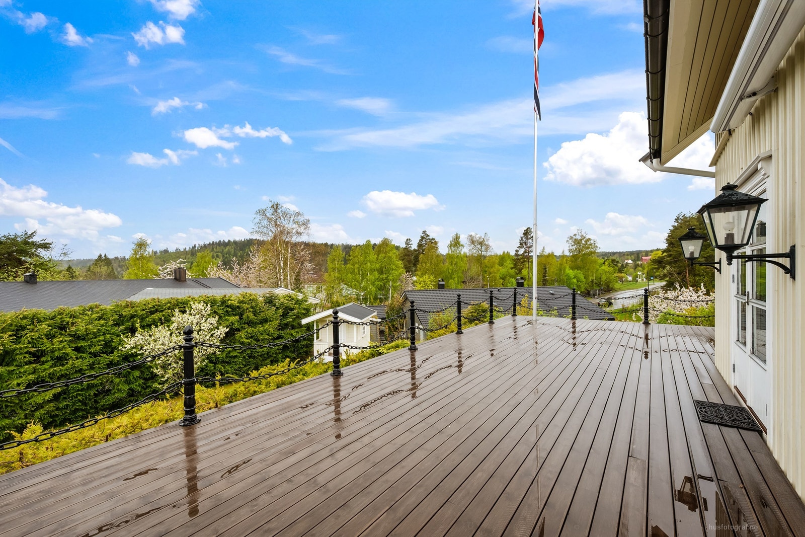 Fra stuen er det utgang til en terrasse på hele 80 kvm. Her er det gode solforhold ifølge selger. Galleribilde