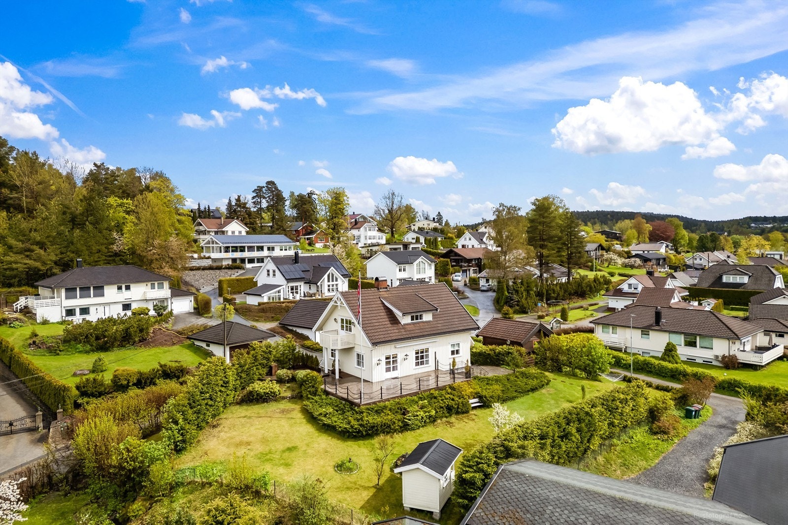 Boligen ligger like ved Konnerud barneskole, bussholdeplass og Stordammen. Galleribilde