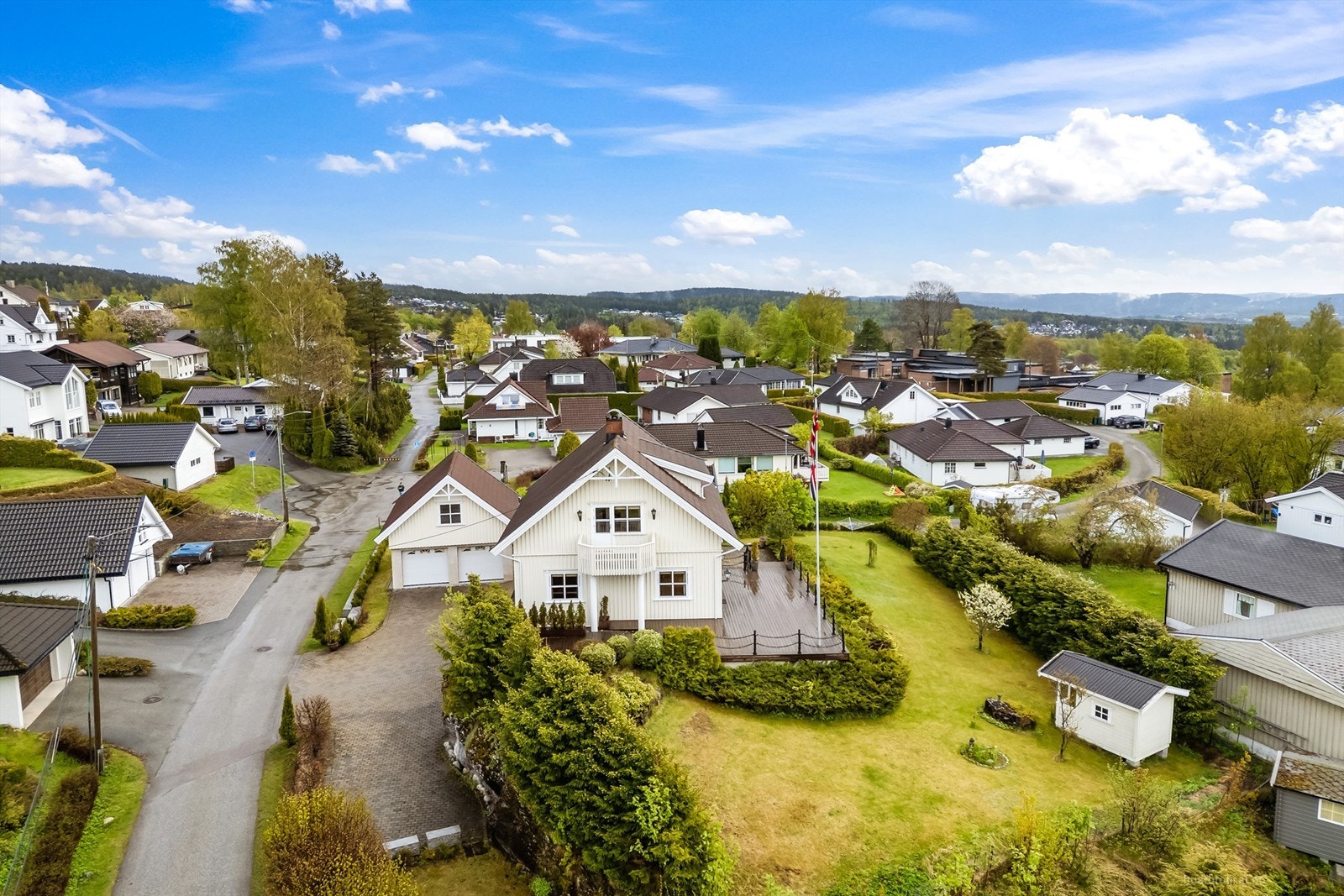 Eiendommen beliggende på attraktive og veletablerte Konnerud.
Foto: Knipzet AS - Emmy af Geijerstam Galleribilde